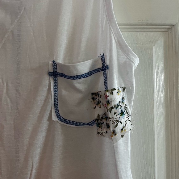 POL-women’s NWOT White Tank Top with Blue Pocket Detail Size S - Picture 4 of 9